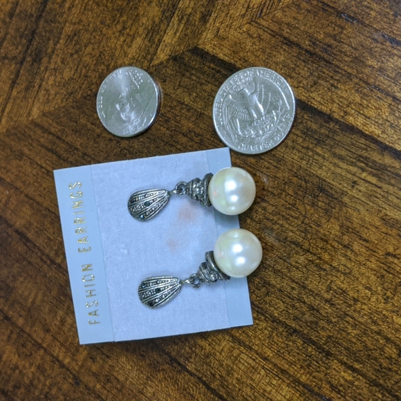 Beautiful Vintage Post Earrings - Picture 2 of 3
